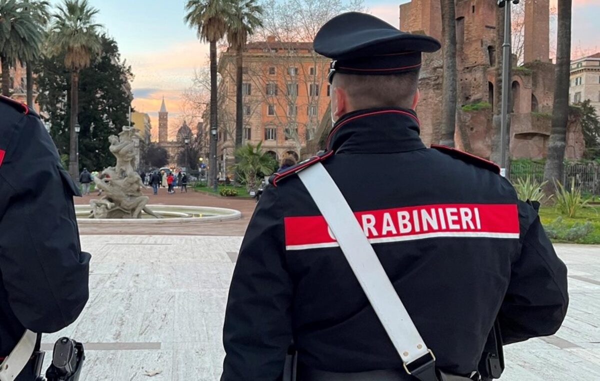 Roma, attimi di panico a Prati: uomo armato di coltello in strada