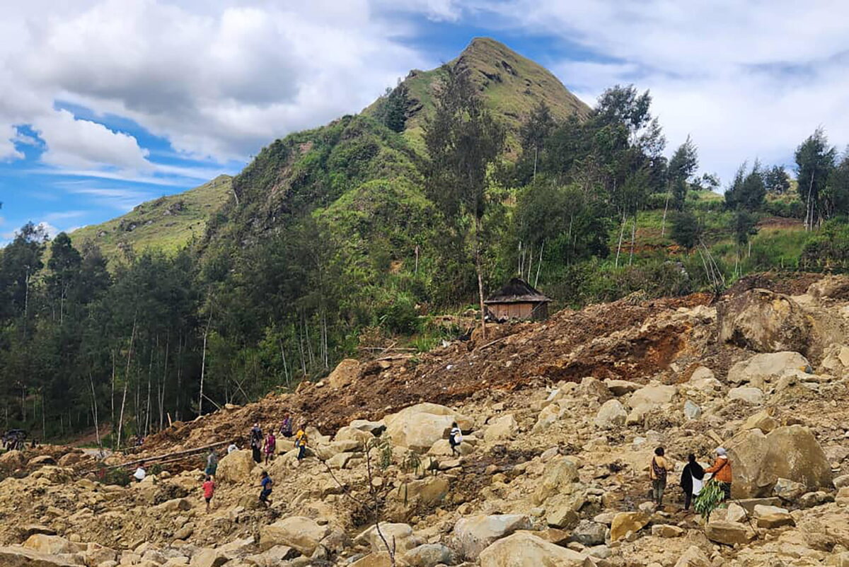 Papua Nuova Guinea, sale il bilancio delle vittime della frana di quattro giorni fa a Mulitaka: 2000 morti e più di 8000 evacuati | VIDEO