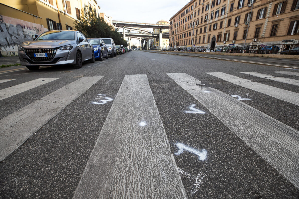 Roma, incidente in via del casale Agostinelli: 12enne in bicicletta investito da un'auto, è in gravi condizioni