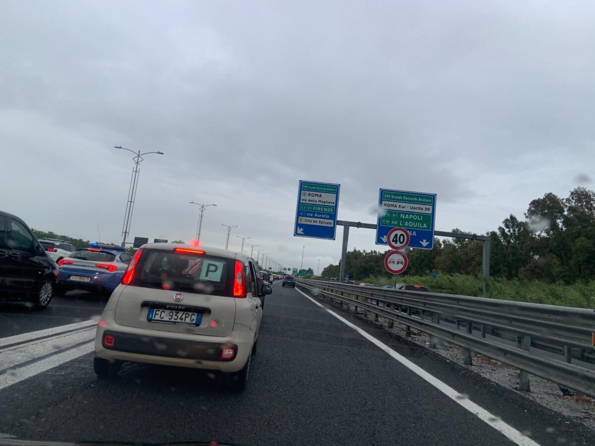 Incidente sull'autostrada Roma-Fiumicino: scontro tra due auto, traffico in tilt | FOTO E VIDEO