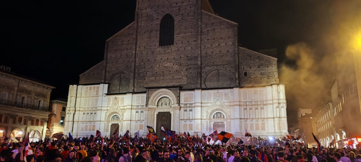 Bologna, la città in festa per la qualificazione alla Champions League: Piazza Maggiore si tinge di rossoblù, tifosi in delirio | FOTO E VIDEO