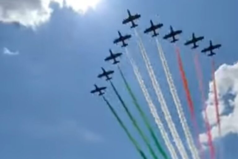 Piazza di Siena 2024, un rombo improvviso e il cielo colorato, che emozione per il pubblico  al suggestivo passaggio delle Frecce Tricolori | VIDEO