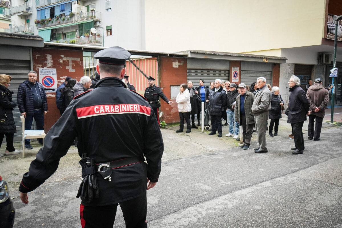 Tragedia a Napoli, 91enne aggredito da clochard: è in gravi condizioni. Arrestato 25enne