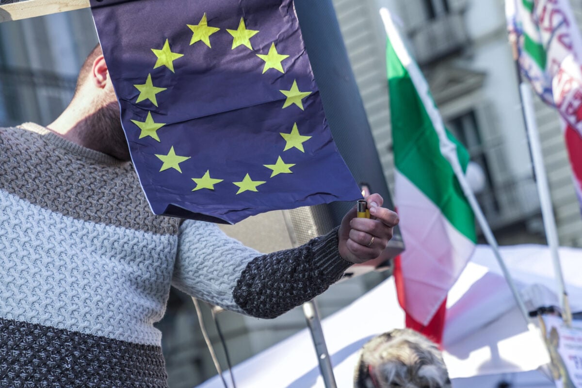 E' davvero possibile togliere la bandiera dell'Europa nelle sedi delle istituzioni italiane come vuole la Lega? Il portavoce di Bruxelles: "La scelta è degli Stati membri"