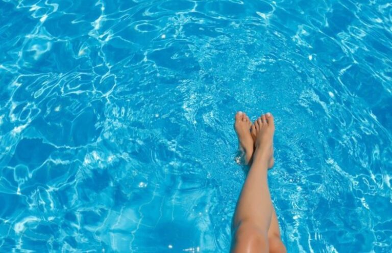 Come proteggersi dai funghi in piscina, ecco alcuni consigli efficaci