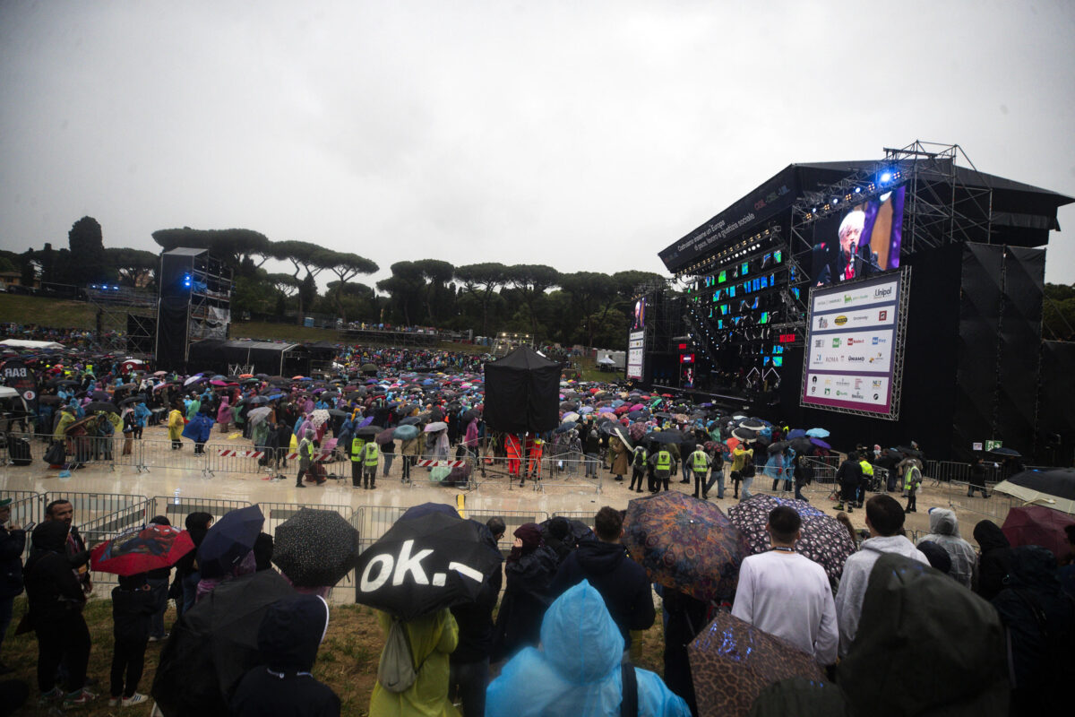 Concerto del Primo Maggio 2024 a Roma, il messaggio di Elisa: "Io sbagliata per la società perché trans. Non tradire mai la tua pelle" | VIDEO