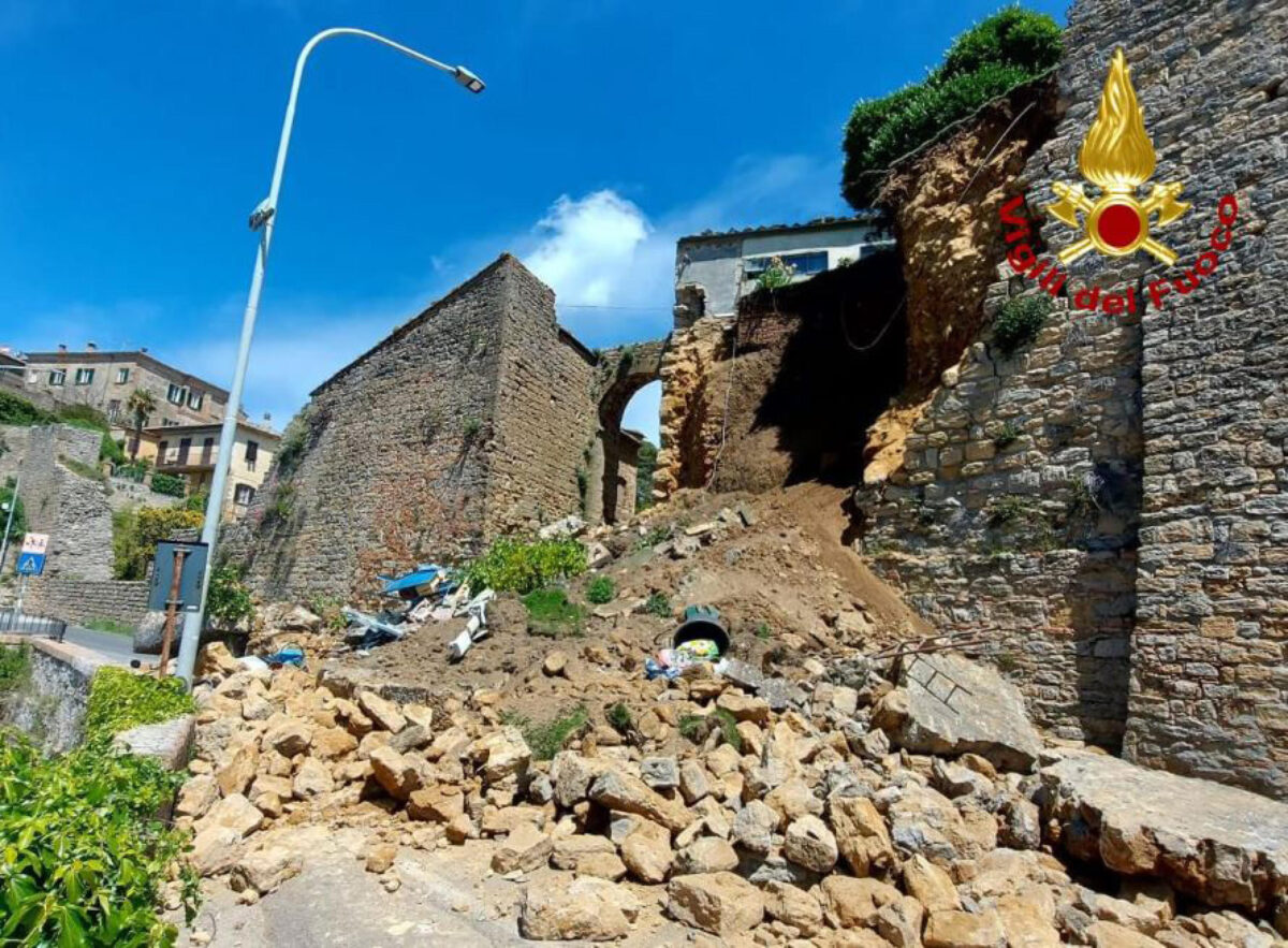 Pisa, paura a Volterra per il crollo di un tratto di mura medievali: un ferito. Detriti in strada | FOTO