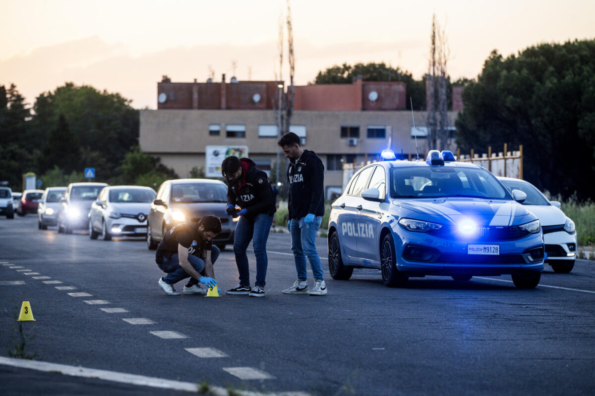 Roma, donna uccisa per errore durante una sparatoria al Villaggio Prenestino: fermato 28enne