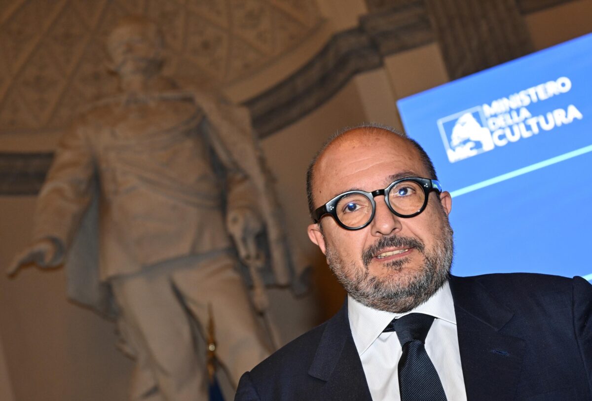 Primo Maggio, il ministro Sangiuliano a Palazzo Barberini: "Qui per stringere la mano a chi lavora anche oggi" | VIDEO