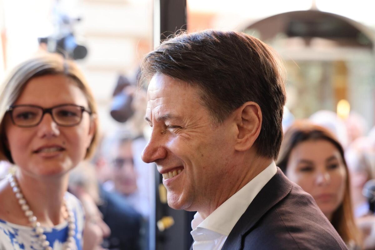 Elezioni Europee 2024, Giuseppe Conte si mette a palleggiare con Carolina Morace: "Ora facciamo gol in Europa" | VIDEO