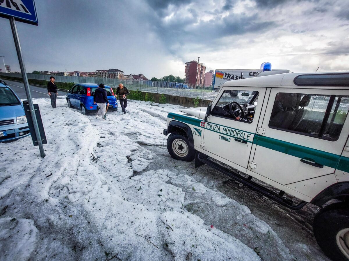 Maltempo a Torino, grandinata e temporali nella zona nord-ovest della città: strade allagate e traffico in tilt | FOTO E VIDEO