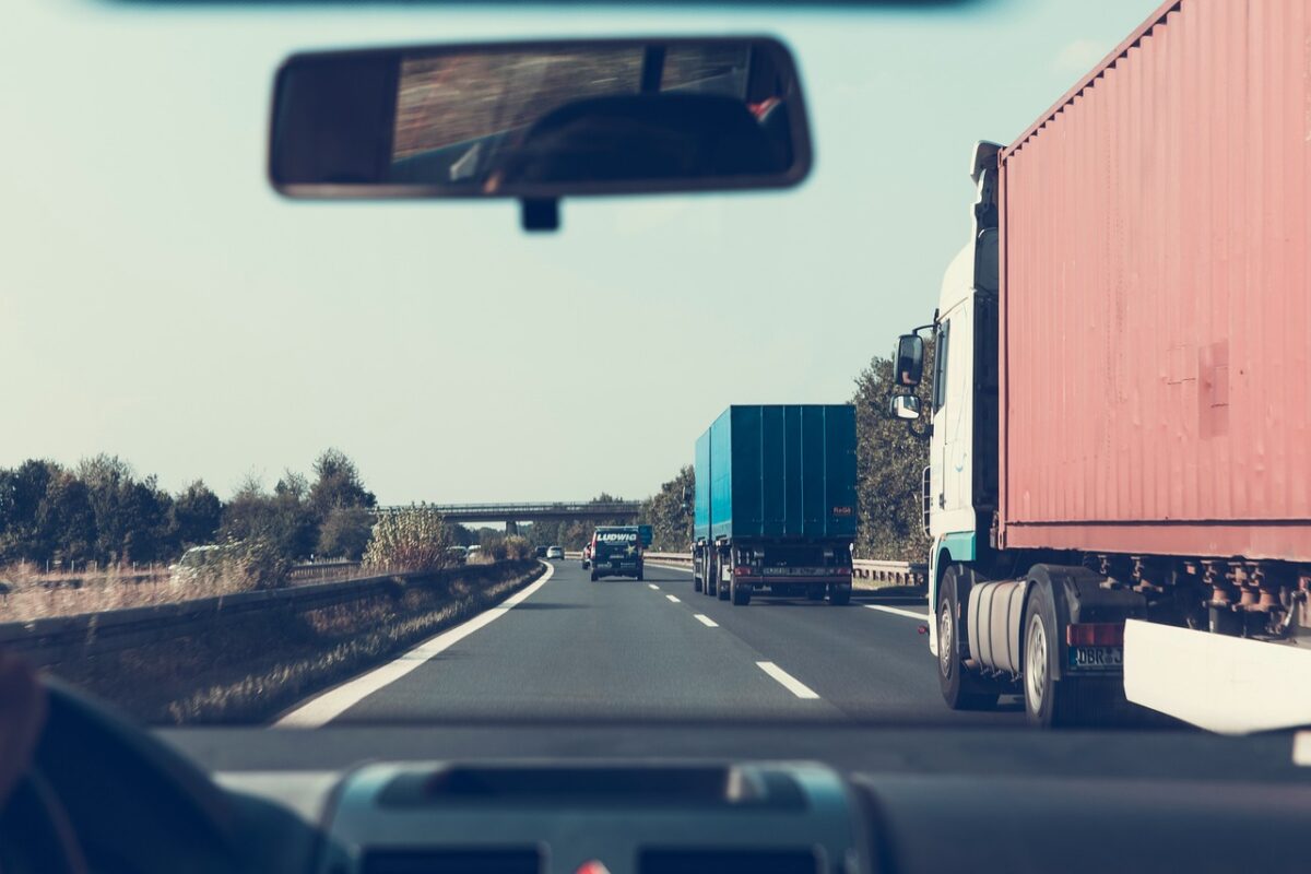 Incidente a Treviolo, in provincia di Bergamo: scontro tra auto e camion, una donna è morta sul colpo