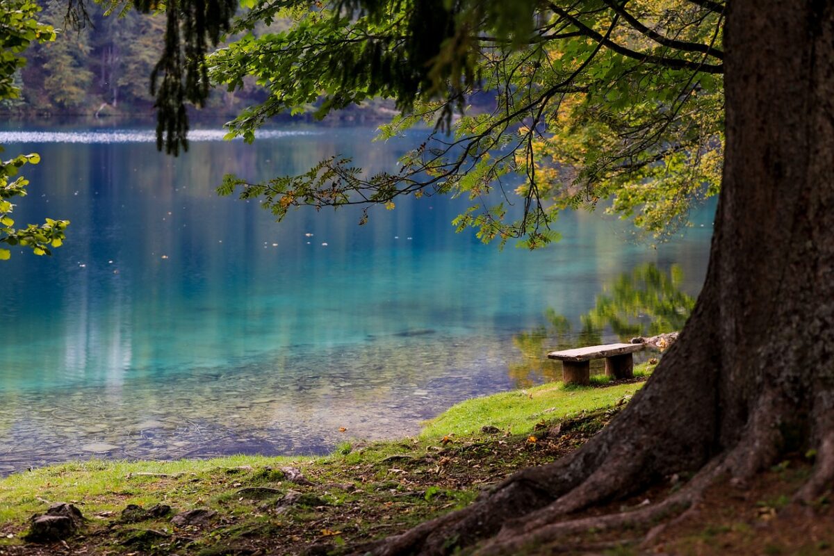 Migliori spiagge dei laghi italiani 2024, ecco le mete perfette per l'estate