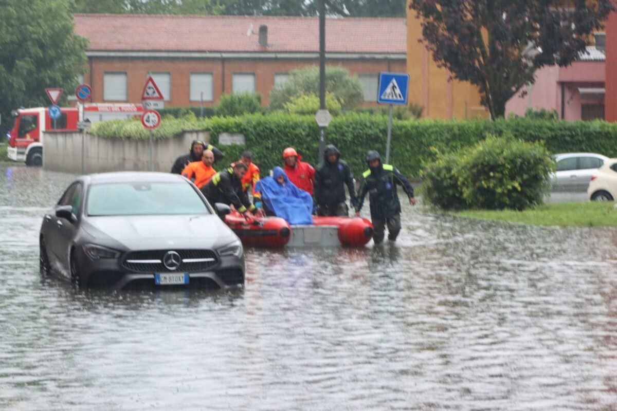 Maltempo a Milano, strade allagate ed evacuazioni: fiume Lambro esondato in alcuni punti, attivata la vasca di laminazione per il Seveso | VIDEO