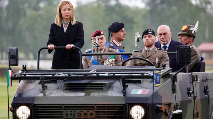 Perchè sta facendo discutere tanto la foto della Meloni in piedi sulla Jeep militare mentre passa in rassegna l'Esercito (oggi, invece, si è dedicata al passo dei Bersaglieri)