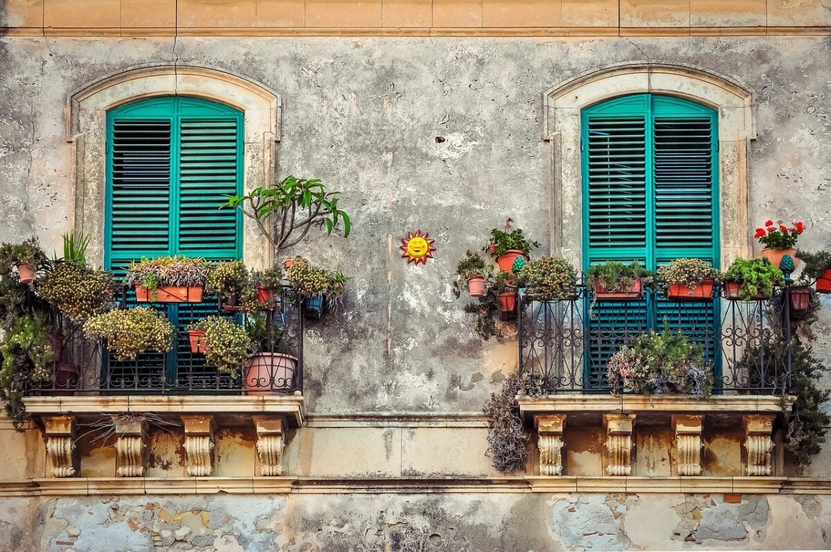 Ottana, Nuoro: bimba di un anno cade dal balcone, atterra su una pianta e si salva