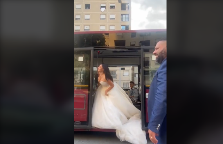 Roma, sposa blocca autobus a Tor Bella Monaca per uno scatto: il traffico della capitale diventa un set fotografico | VIDEO