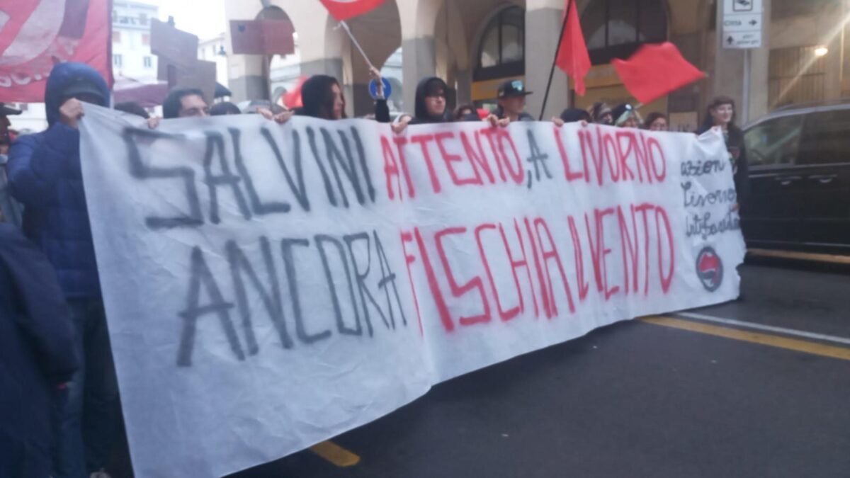 Salvini a Livorno, tensioni tra manifestanti e polizia per la presentazione del libro fuori dal Teatro 4 Mori | VIDEO