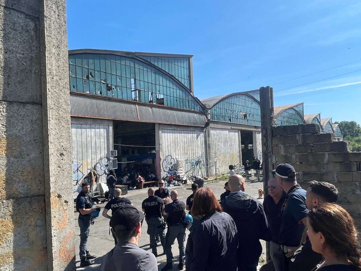 Roma, in corso sgombero delle ex officine Romanazzi a Tor Cervara: in azione unità cinofile antidroga, le proteste degli occupanti | FOTO E VIDEO