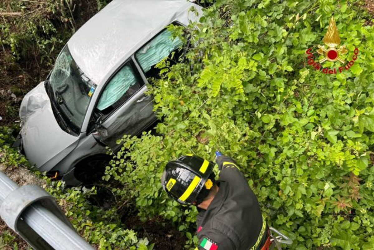 Tragedia a Varese, incidente sulla provinciale 61 a Luino: auto finisce in una scarpata, un morto e tre feriti