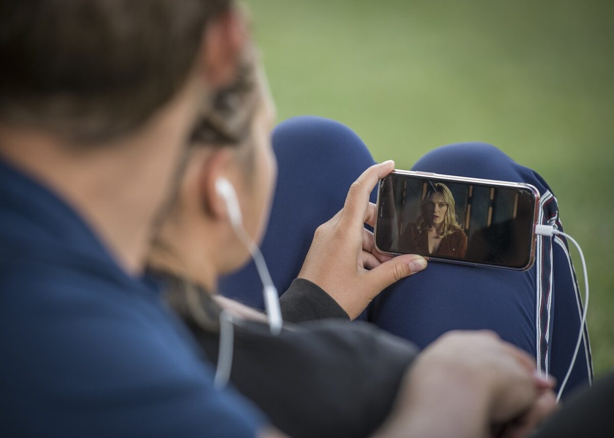 A che età dare il cellulare ai figli? I consigli della pedagogista Paola Campanaro: "A tre anni, solo mezz'ora al giorno e tv spenta". Le regole per un corretto uso dei dispositivi