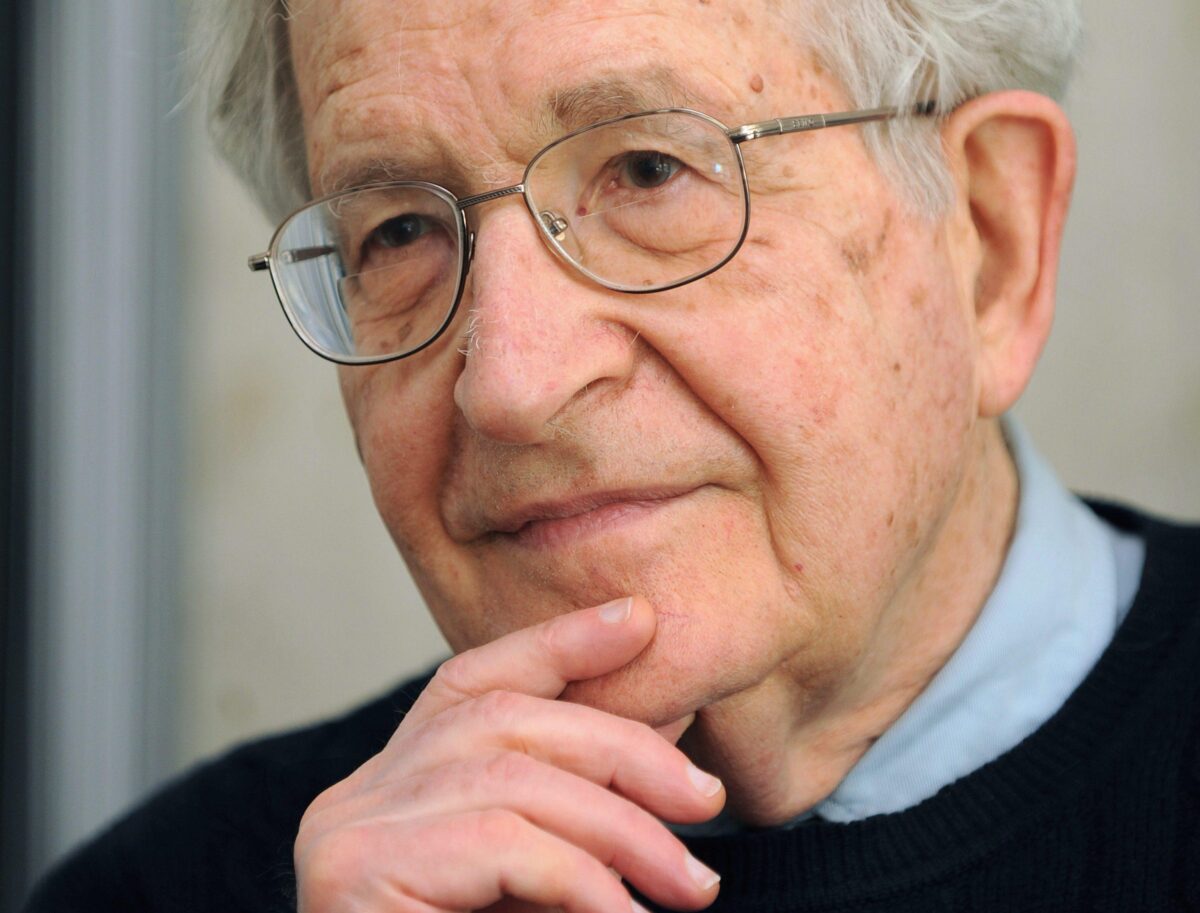 Noam Chomsky morto? La notizia smentita dalla moglie Valeria