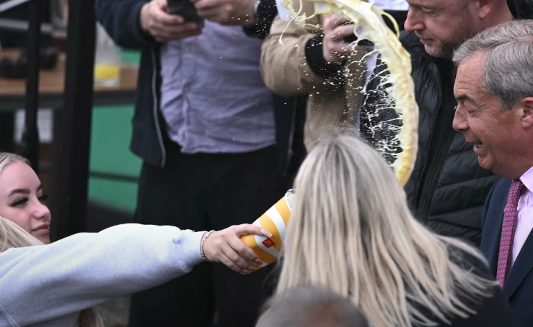 Regno Unito, il candidato di Reform Uk Farage è stato colpito da un milk-shake lanciatogli da una 25enne a Clacton: era già successo nel 2019 a Newcastle | VIDEO