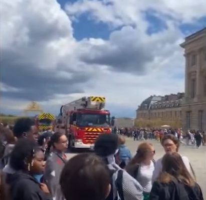 Francia, incendio a Versailles: non ci sono feriti o danni | VIDEO E FOTO