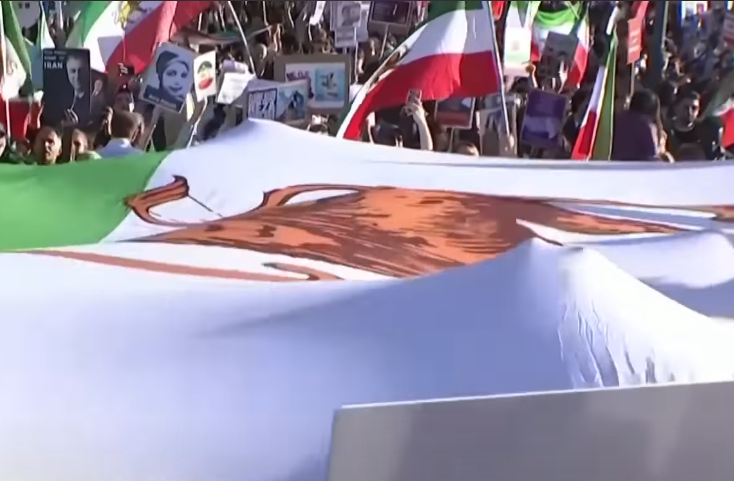 Germania, manifestazione dei dissidenti iraniani a Berlino dopo le elezioni presidenziali: presenti decine di migliaia di persone | VIDEO