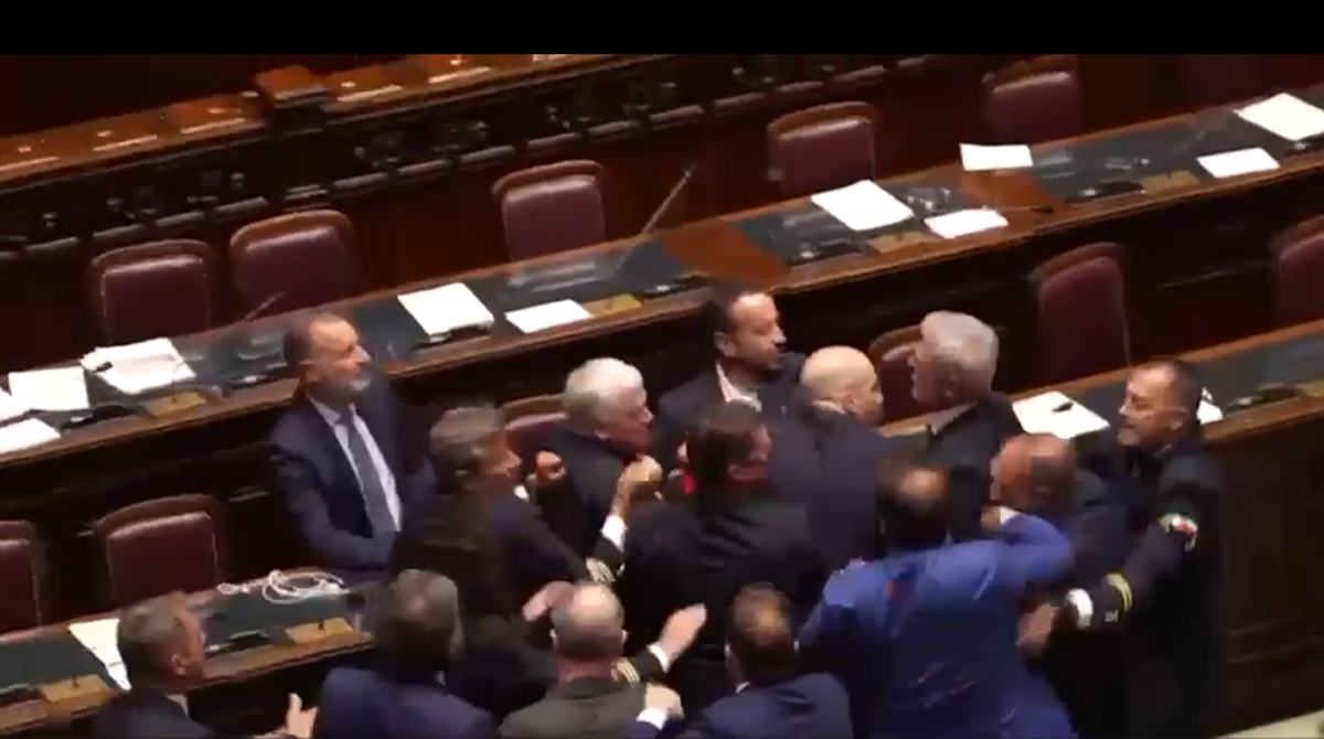 Autonomia, in aula volano gli stracci e le mani: Iezzi (Lega) aggredisce Donno (M5S). Le opposizioni: "Questi sono metodi da squadracce"| VIDEO