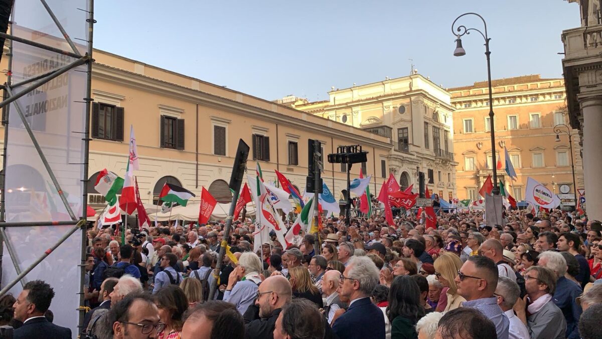 Manifestazione a Roma oggi delle opposizioni, in piazza Santi Apostoli. Schlein, appello alle opposizioni: "Basta divisioni". E la piazza risponde: "Unità, unità"