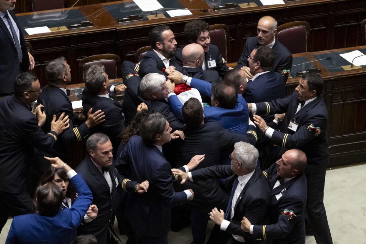 Rissa alla Camera, Donno (M5S) querela Iezzi e altri per lesioni e porta l'aggressione in tribunale