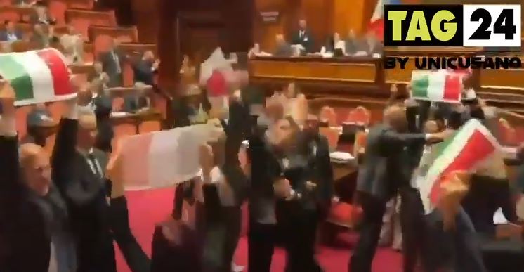 Rissa alla Camera, la tensione si sposta in Senato: M5S occupa l'aula sventolando il tricolore. Bonelli (Avs): "Aggressione squadrista", replica Crippa (Lega): "Donno meglio al circo che in Palamento" | VIDEO