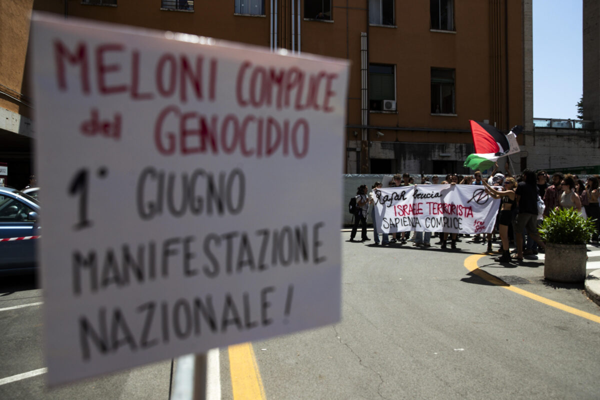 Roma, scontri tra manifestanti e polizia al corteo contro il governo di Piazza Vittorio: insulti e bombe carta da Castro Pretorio | VIDEO