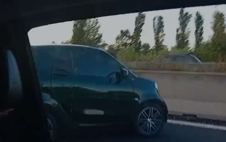 Roma, incidente stradale sul GRA all'altezza dell'uscita 28 vitinia-acilia, oggi 4 giugno 2024: traffico bloccato e tappeto di auto | VIDEO