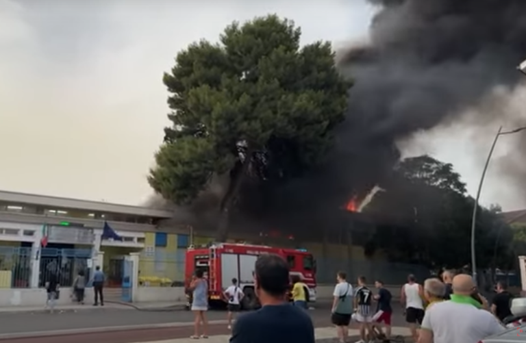 Dramma a Taranto, incendio in una scuola elementare: colonna di fumo visibile a chilometri di distanza e indagini in corso | VIDEO