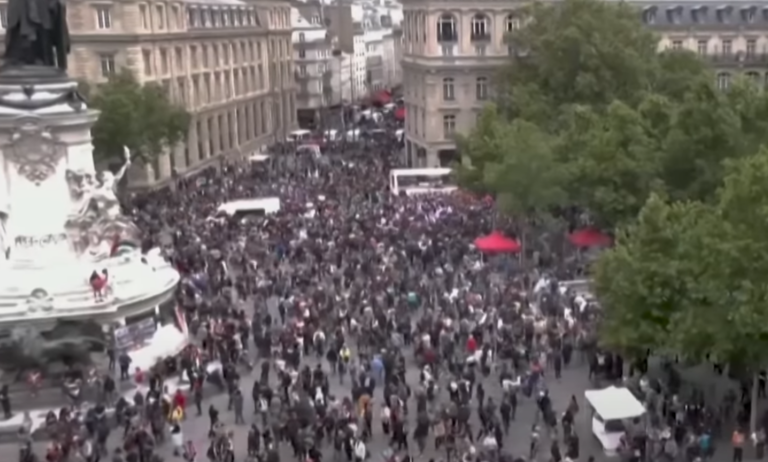 Francia, ancora proteste contro Rassemblement National: migliaia di persone in piazza, al centro i movimenti femministi | FOTO