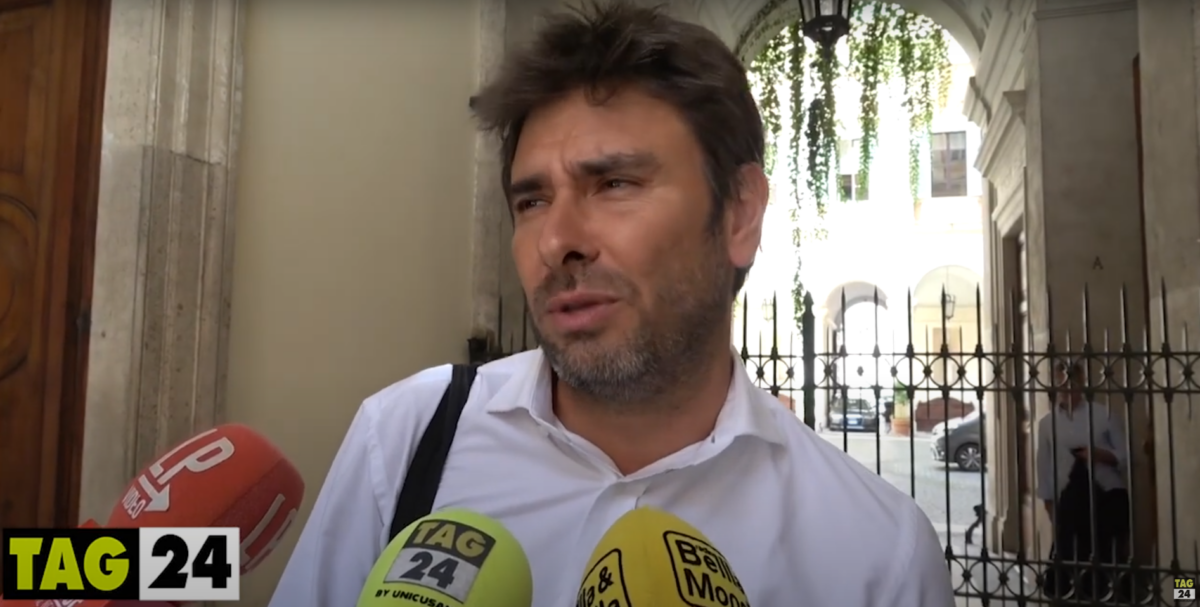 Alessandro Di Battista a tutto campo, da Assange al ritorno nel M5S: "Le fake news dei giornali allontanano la gente dai partiti"| VIDEO