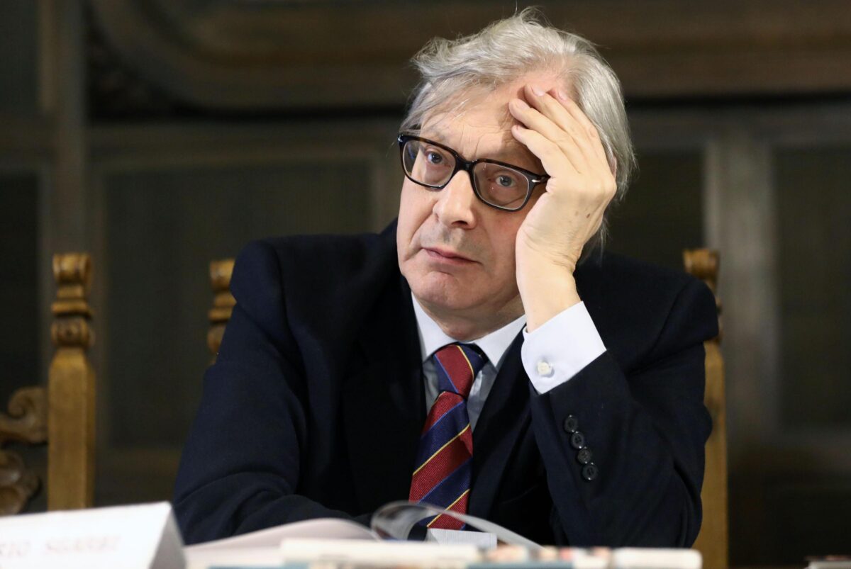 Europee 2024, dopo la piazza del Popolo semi-piena o semi-vuota della Meloni spunta la piazza vuota di Sgarbi a Sulmona | VIDEO