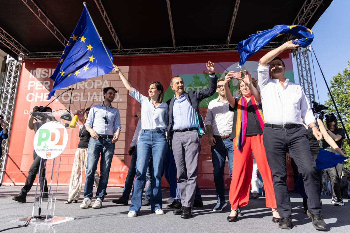 Elezioni Europee 2024, Schlein in piazza a Milano: “Meloni sta cancellando la libertà delle persone”. E poi conclude: “Viva l’Italia antifascista”