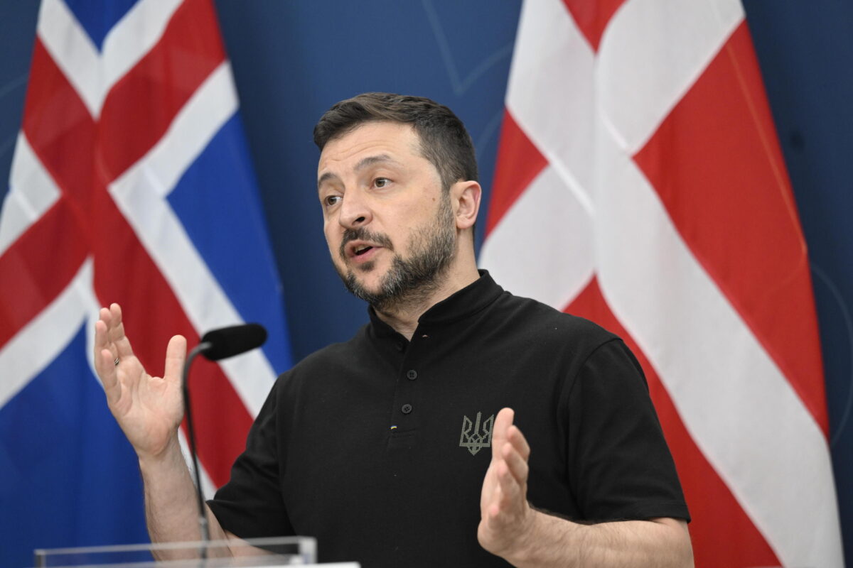 Guerra in Ucraina, le forze russe effettuano attacchi aerei nell’oblast di Kharkiv. Zelensky: “Se Trump impone una pace sfavorevole, sarebbe la fine della leadership Usa”