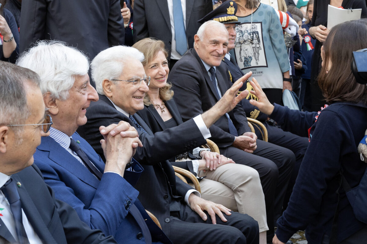 2 giugno, le opposizioni in coro difendono Mattarella. Il PD: "La Lega è eversiva", Conte (M5S): "Indegna la richiesta di dimissioni". Anche Tajani si smarca dalle parole di Borghi