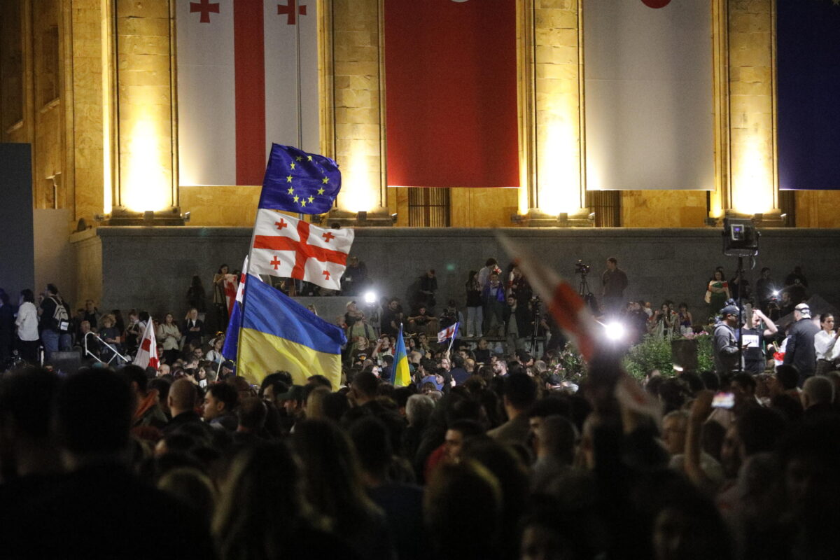 Georgia, entra in vigore la legge russa: il presidente del Parlamento firma il provvedimento. L'opposizione costituirà un fronte unico pro Ue | VIDEO