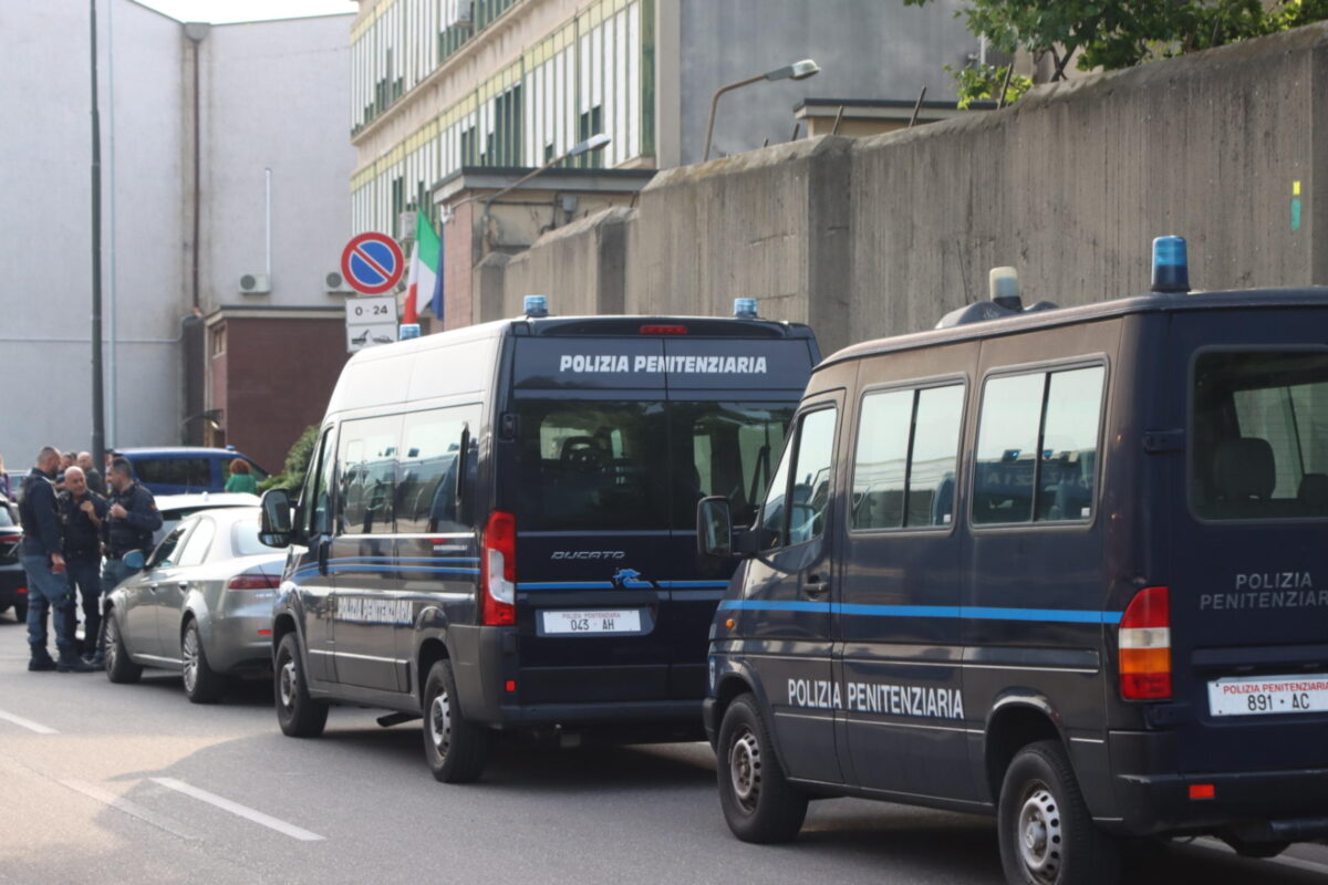 Bari, incendiata una cella nel carcere minorile: detenuto con problemi psichiatrici crea il caos al "Fornelli"