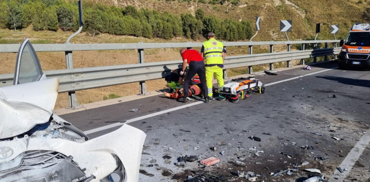 Gela, un furgone investe un gruppo di ciclisti sulla SS115: morto un 70enne