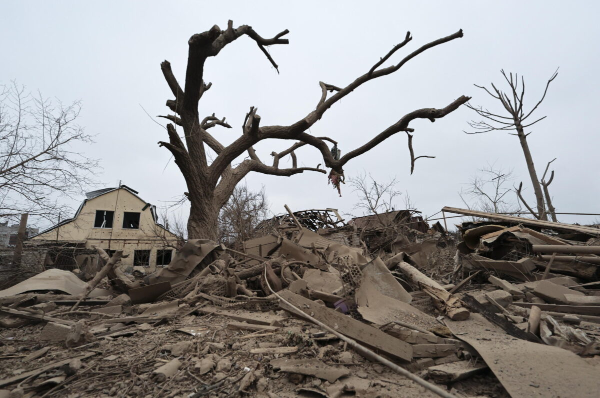 Guerra in Ucraina, filorussi accusano: "Almeno 23 morti dopo attacchi ucraini nel Donbass". Macron critica "lo spirito disfattista" di chi vuole la pace