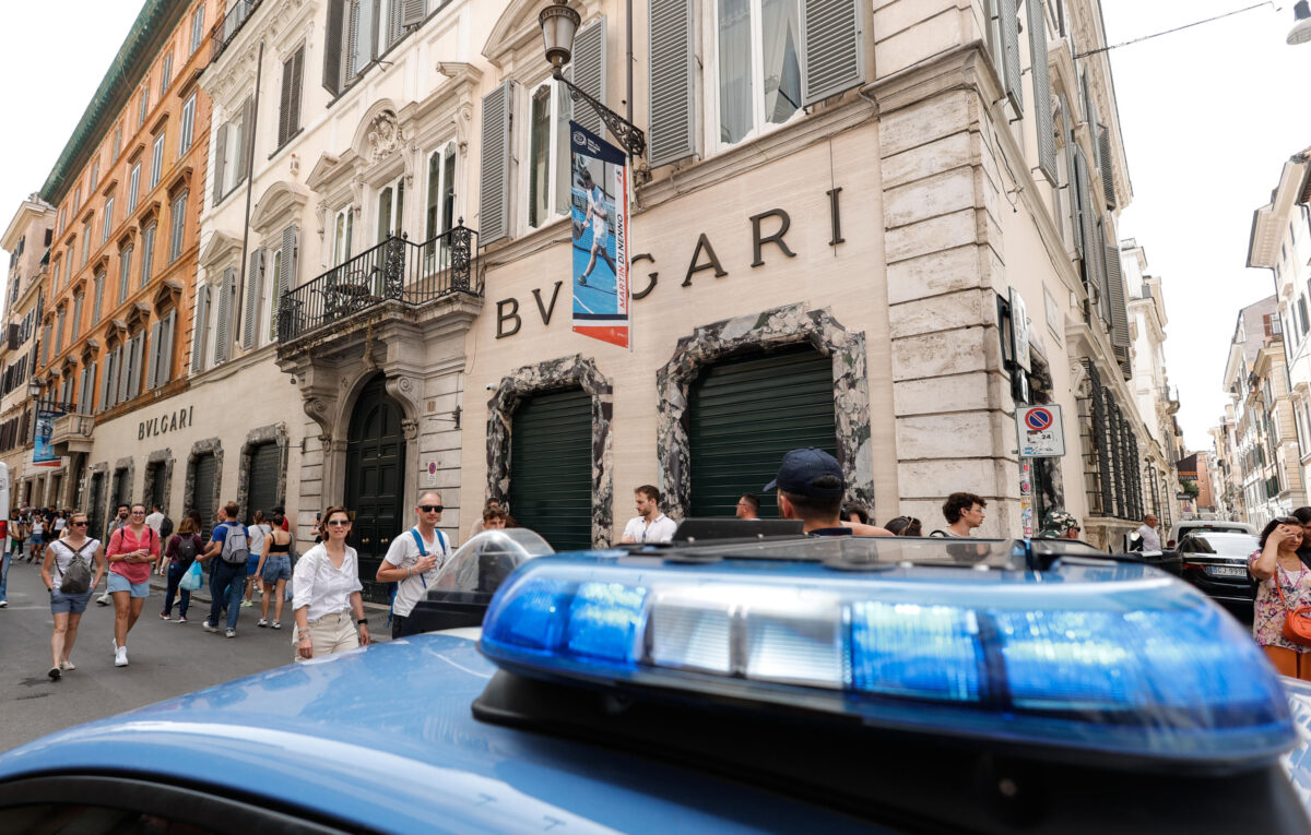 Roma, furto da Bulgari in via Condotti: entrano da un buco nel pavimento e rubano 500mila euro