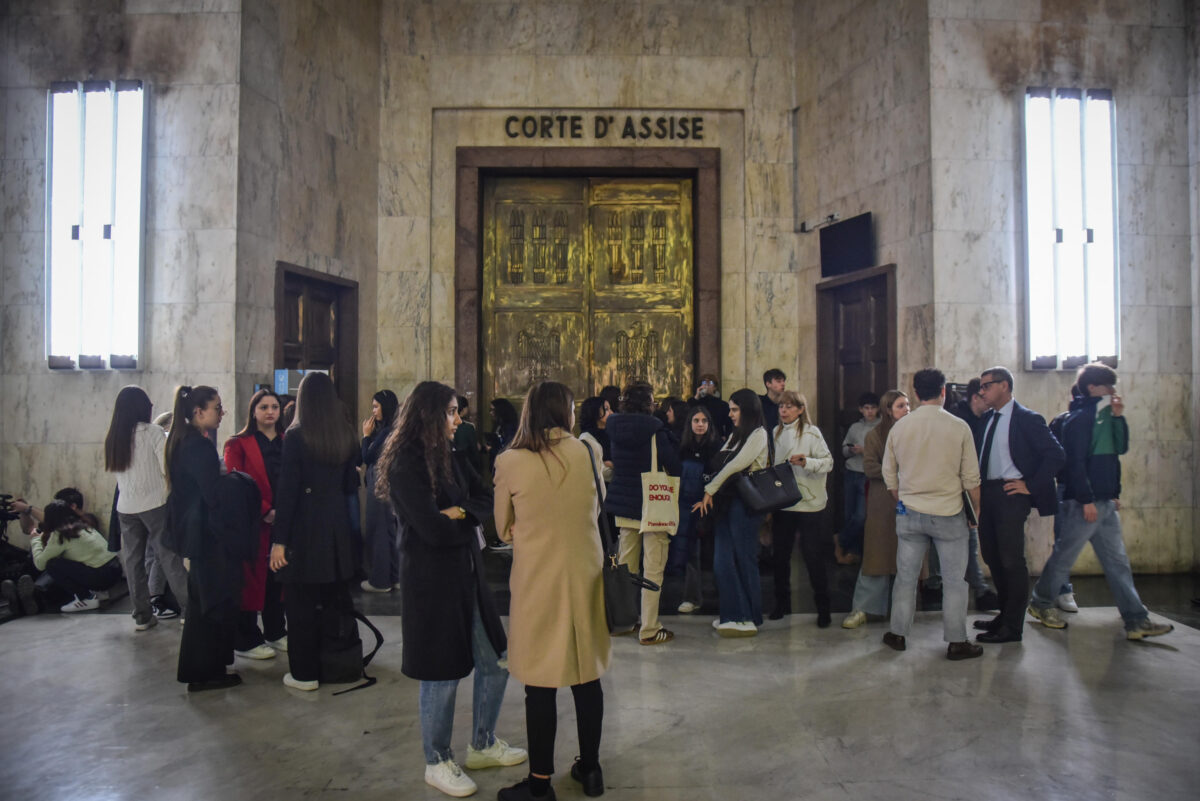 Omicidio Giulia Tramontano, Alessandro Impagnatiello in aula per la seconda parte dell’interrogatorio: “Non penso di essere pazzo”