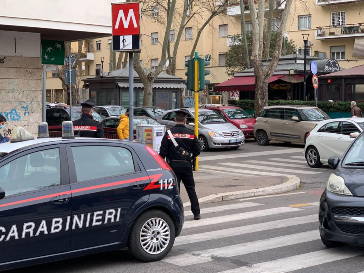 Blitz all'ex hotel Cinecittà a Roma: avviato lo sgombero dopo l'accoltellamento di un 47enne