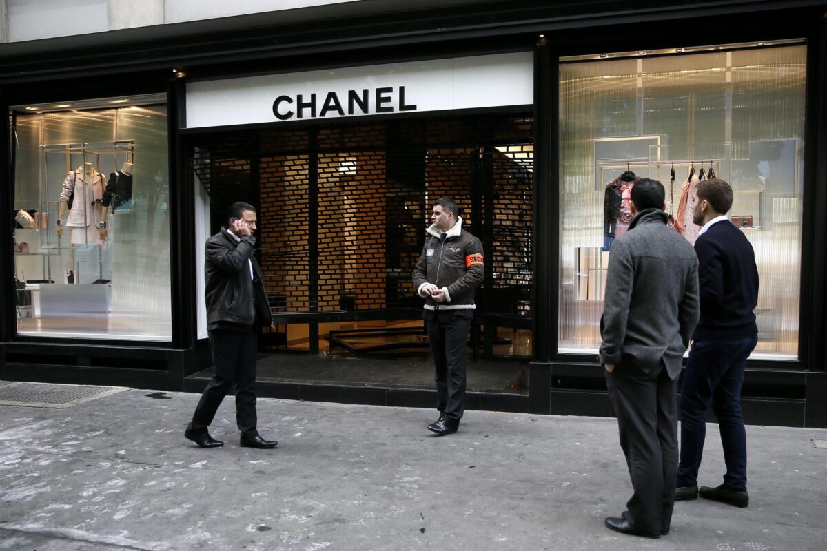 Furto nella boutique di Chanel a Parigi, sugli Champs-Elysées: rapina da 10 milioni di euro. Sfondata la vetrina con una macchina